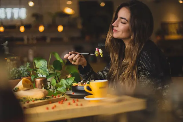 The 20 Minute Rule for Eating: A Mindful Approach to Prevent Overeating